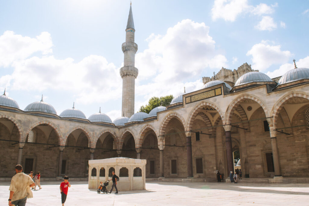 3 Days In Istanbul: A Complete Travel Guide suleymaniye mosque